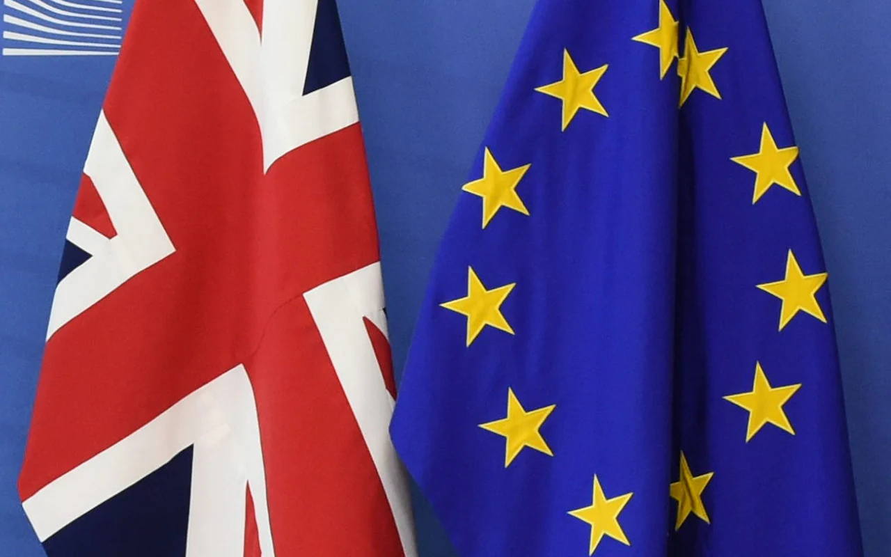 101836531_British-European-Union-flags-NEWS_trans_NvBQzQNjv4BqPViOplozgOEpqClHNdPfMkaWiAvaJh_8ZOwGi1lGwC0