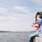 homme-drapeau-americain-seance-pendre-pieds-fermeture-yeux-soleil